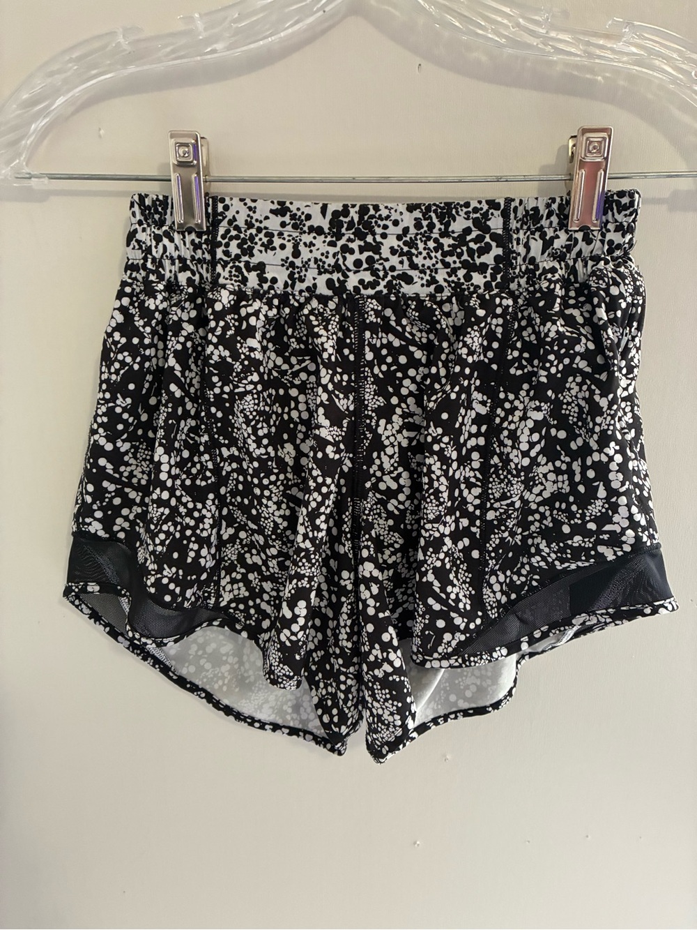 Lululemon Hottie Hot Shorts Womens Size 4
